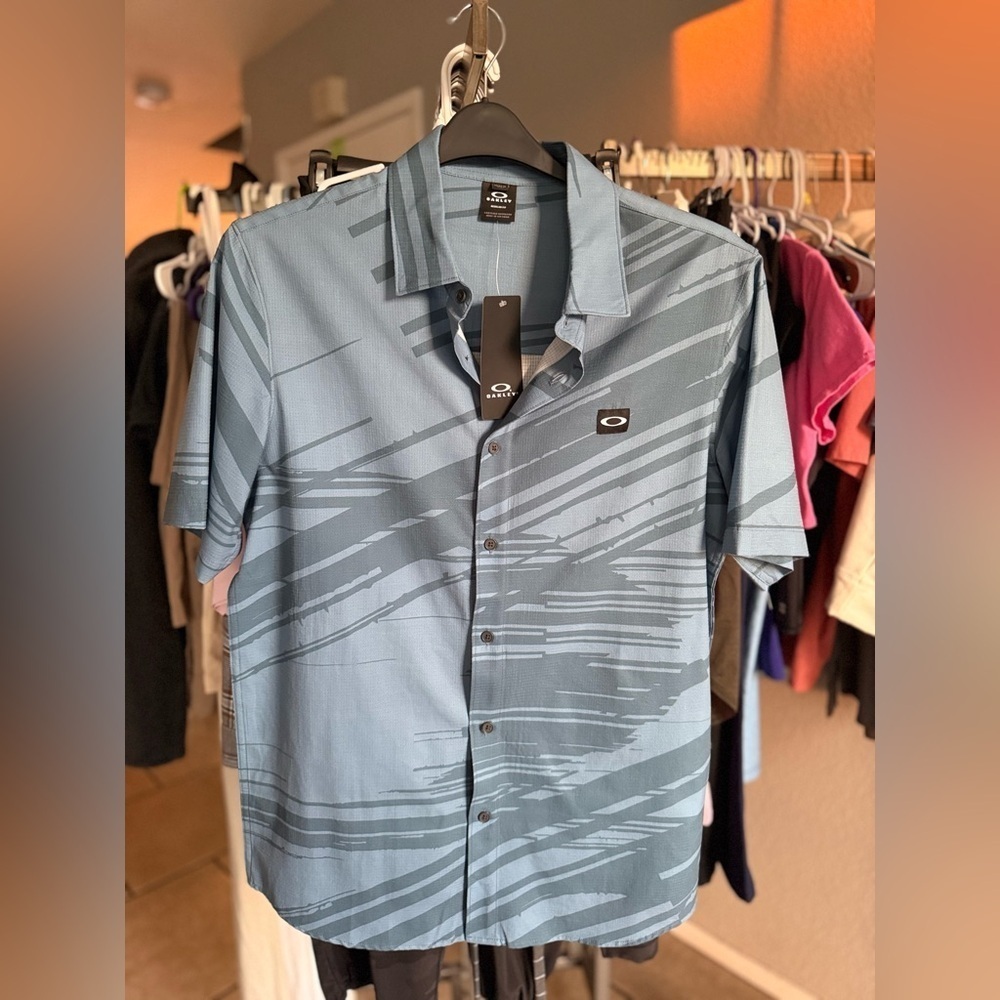 Oakley‎ NEW WITH TAGS Men’s Tempo Print Button Down Shirt Size Medium